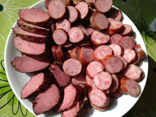 Sausage: hot-smoked, cold-smoked and cured
